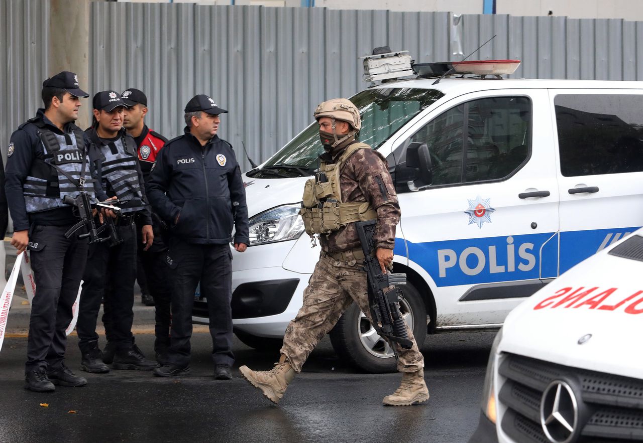 Turkse autoriteiten arresteren bijna duizend mensen in nasleep zelfmoordaanslag Ankara 
