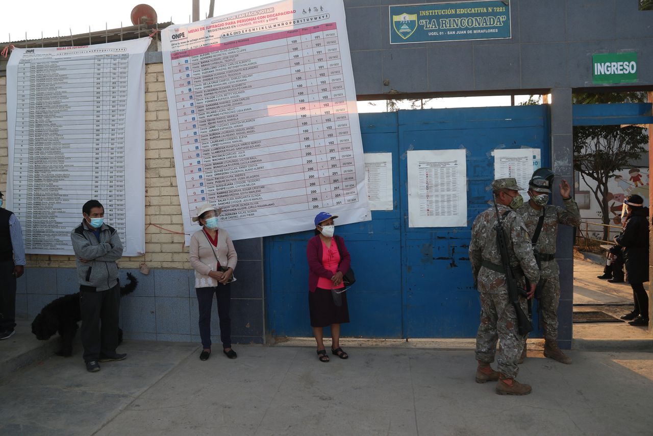 Peruaanse kiezers staan zondag in de rij voor een stembureau in hoofdstad Lima.