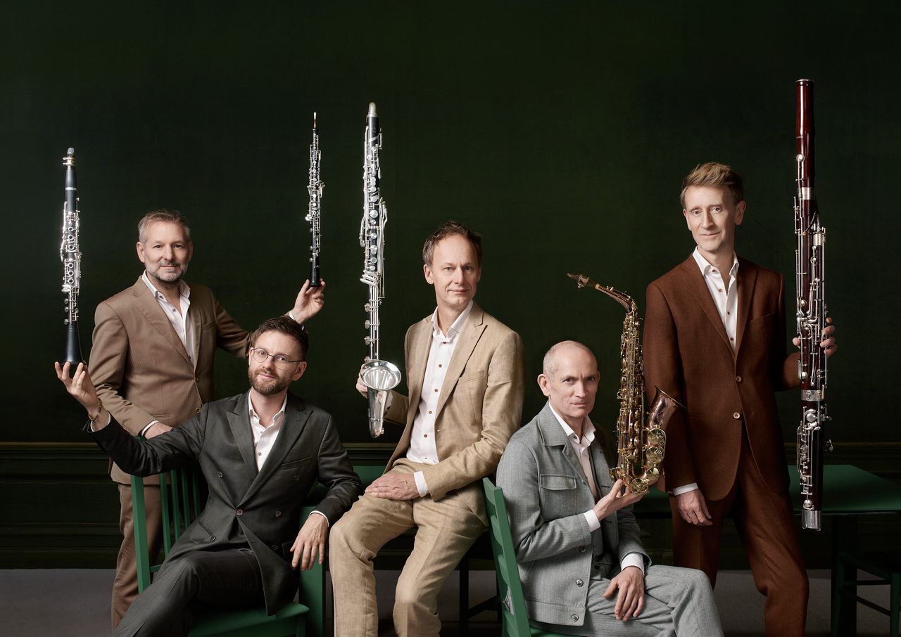 Prison officer jailed for corruption