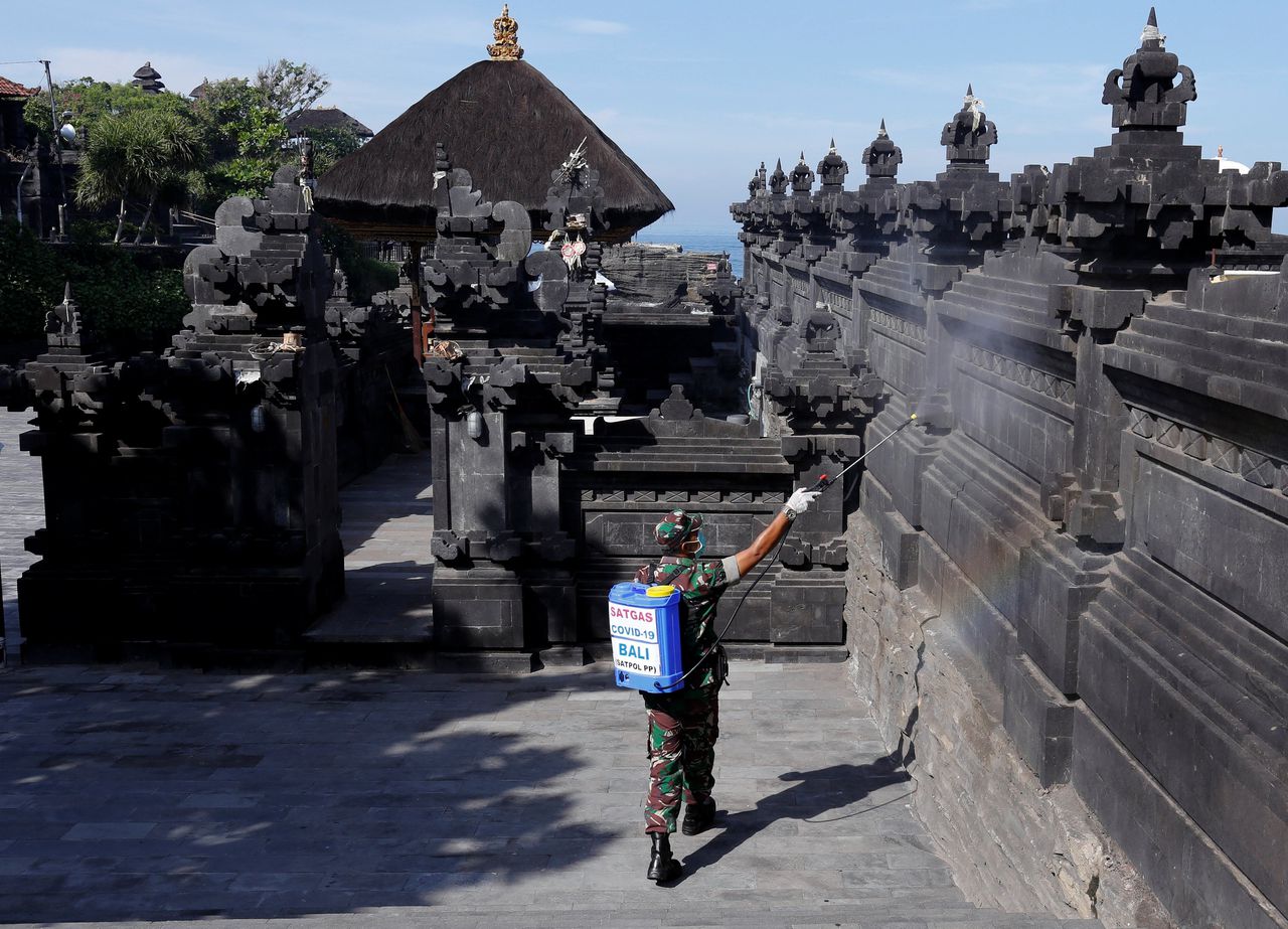 Een militair desinfecteert de Tanah Lot-tempel in Tabanan, op Bali.