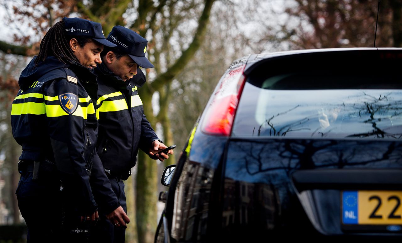 Politieagenten in het werk in Groningen.