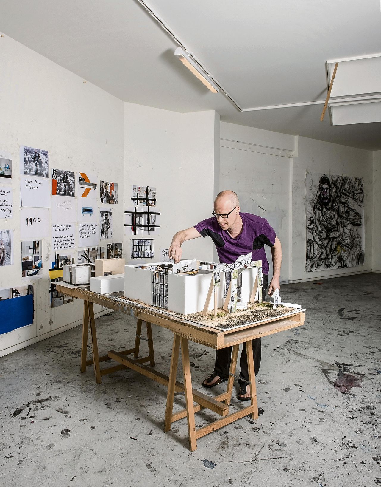 Erik van Lieshout in zijn atelier in Rotterdam, bij de maquette van het Rietveldpaviljoen