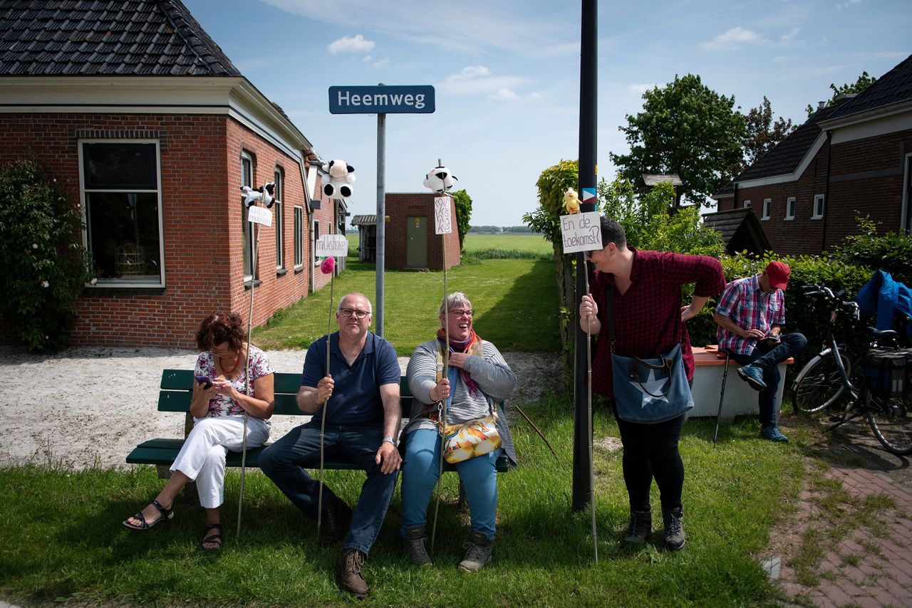 Bewoners van Westerwijtwerd protesteren tijdens een bezoek van de ministers Wiebes en Ollongren, een dag na de zware aardbeving in mei 2019.