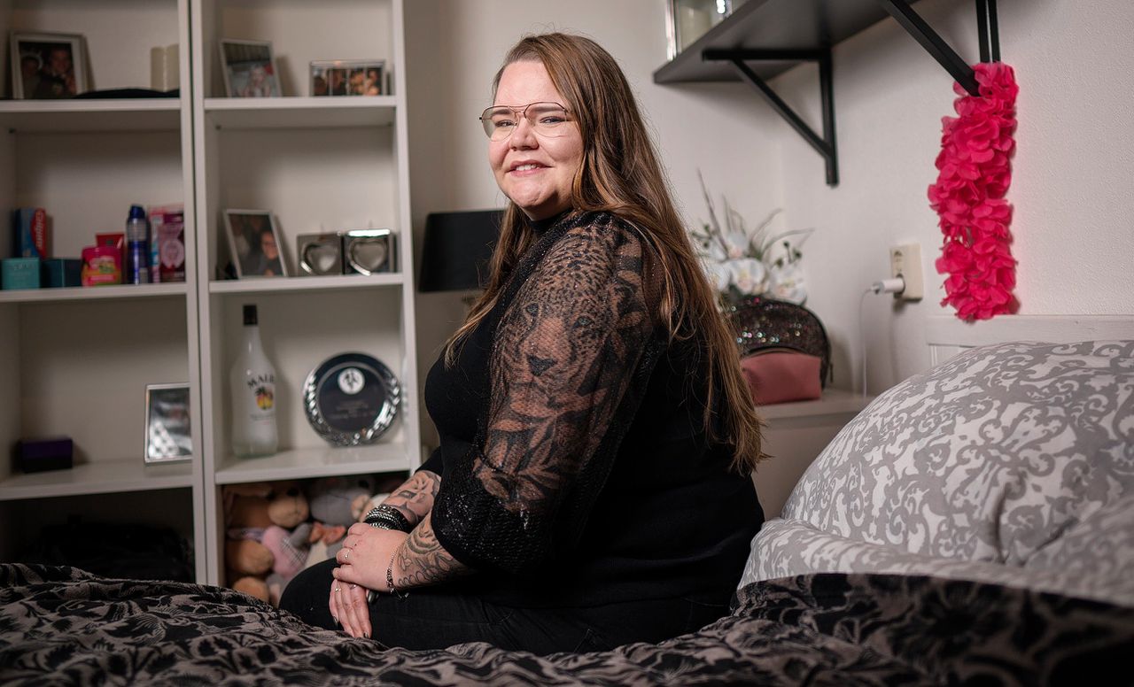Janis Dek (26) kan geen betaalbare woning vinden. Ze woont bij haar ouders in Nieuw-Vennep.