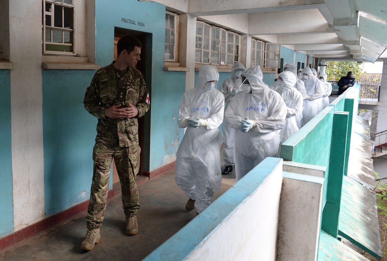 Een ebola-trainingssessie in Sierra Leone.