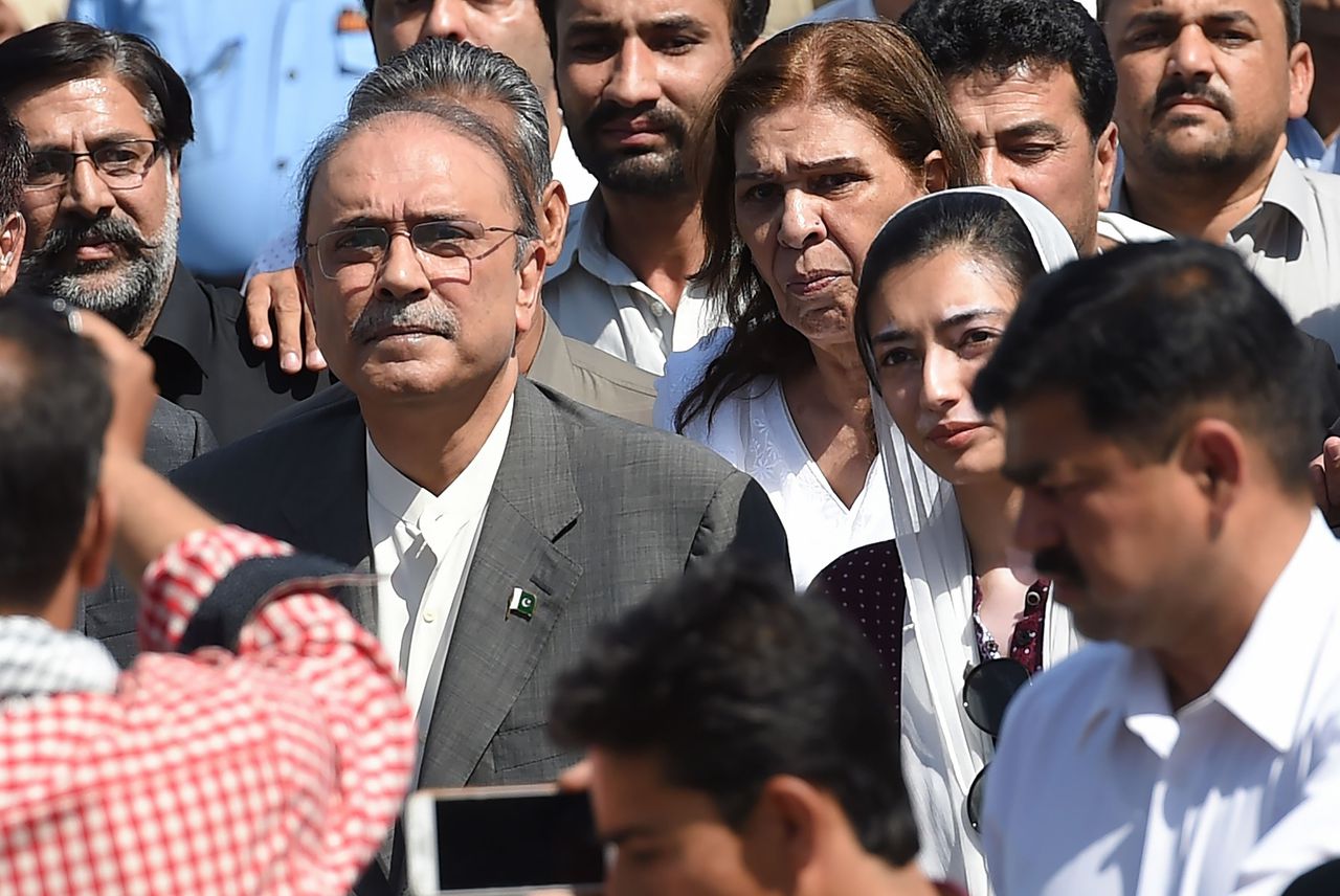 Asif Ali Zardari samen met zijn dochter vlak voor zijn arrestatie op maandag.