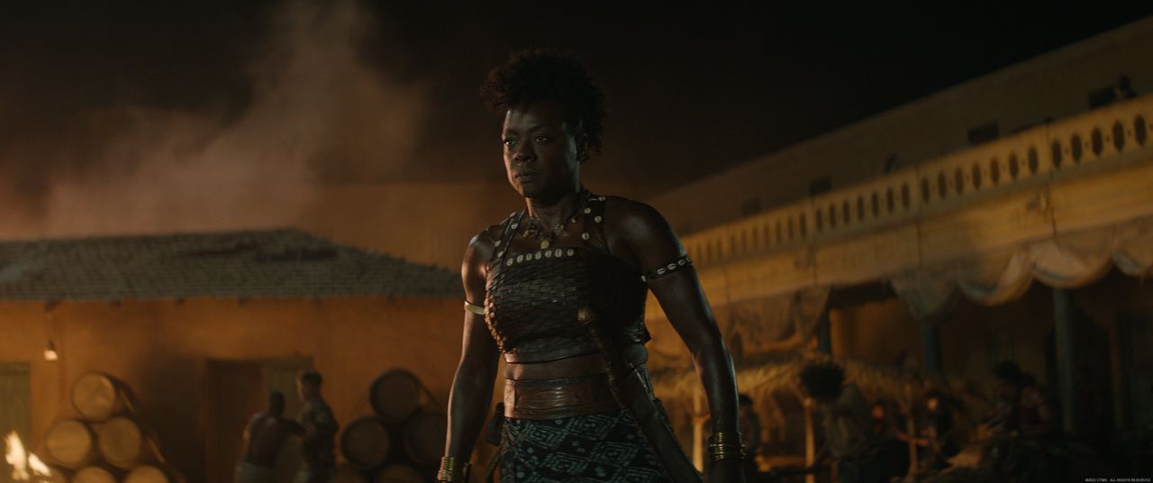 Generaal Nanisca (Viola Davis) leidt een groep vrouwelijke krijgers in het leger van Dahomey, in ‘The Woman King’.