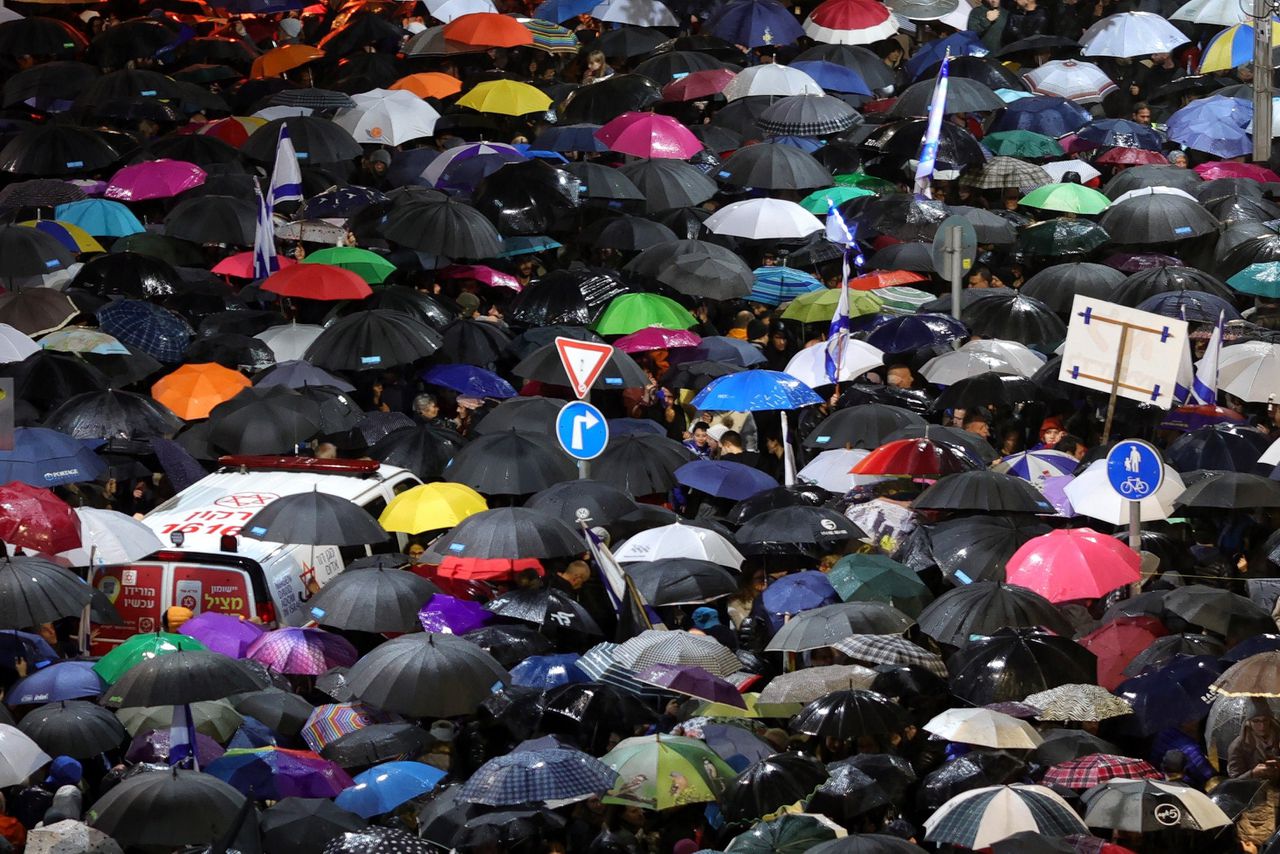 Tienduizenden mensen trotseerden de regen zaterdag in Tel Aviv om te protesteren tegen de regeringsplannen om de macht van het Hooggerechtshof in te perken.