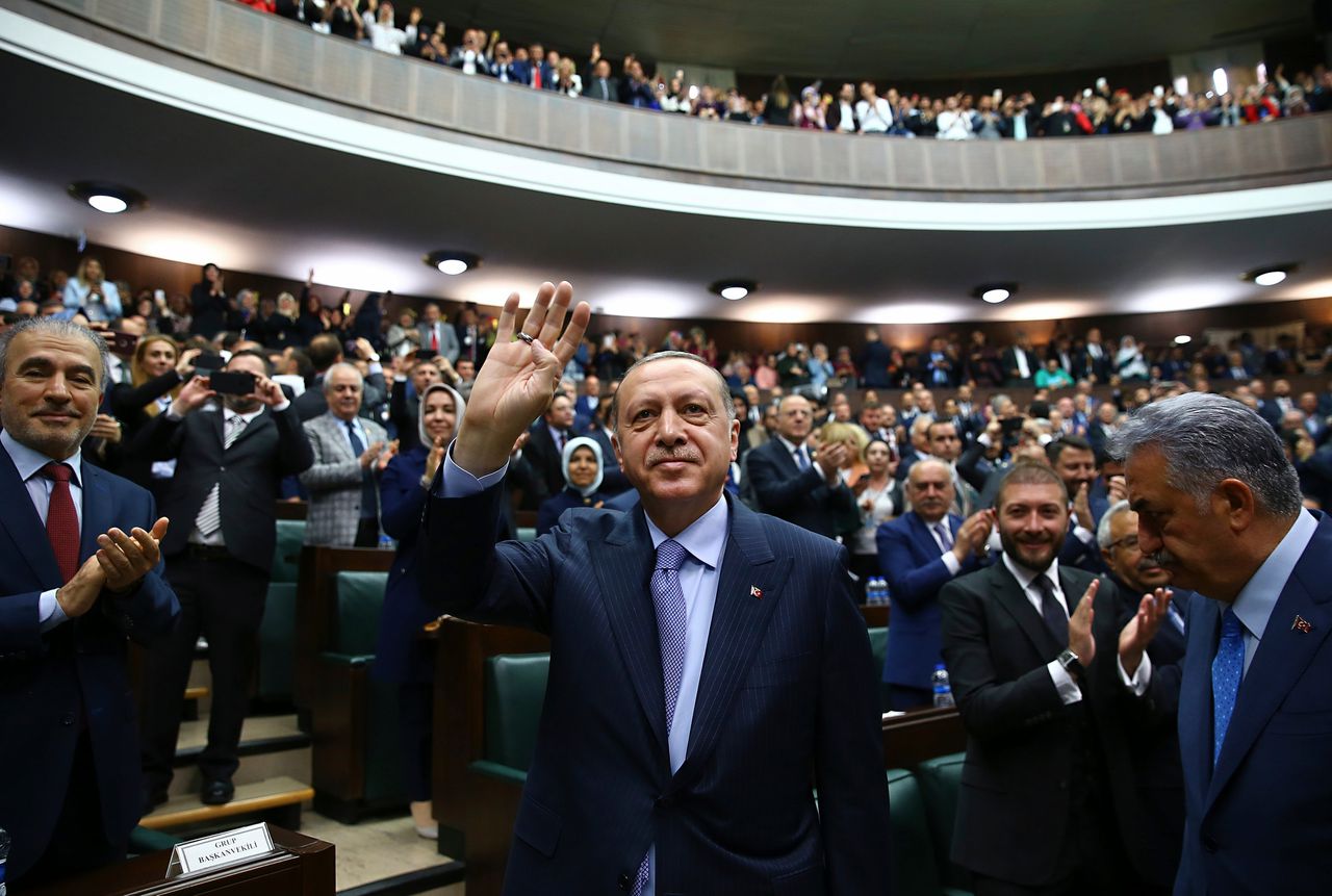 De Turkse president Erdogan zwaait naar leden van zijn AK-partij tijdens een bijeenkomst in Ankara.