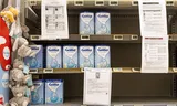In een Franse supermarkt hangt naast de schappen  voor babyvoeding de waarschuwing dat babymelkpoeder is teruggeroepen.