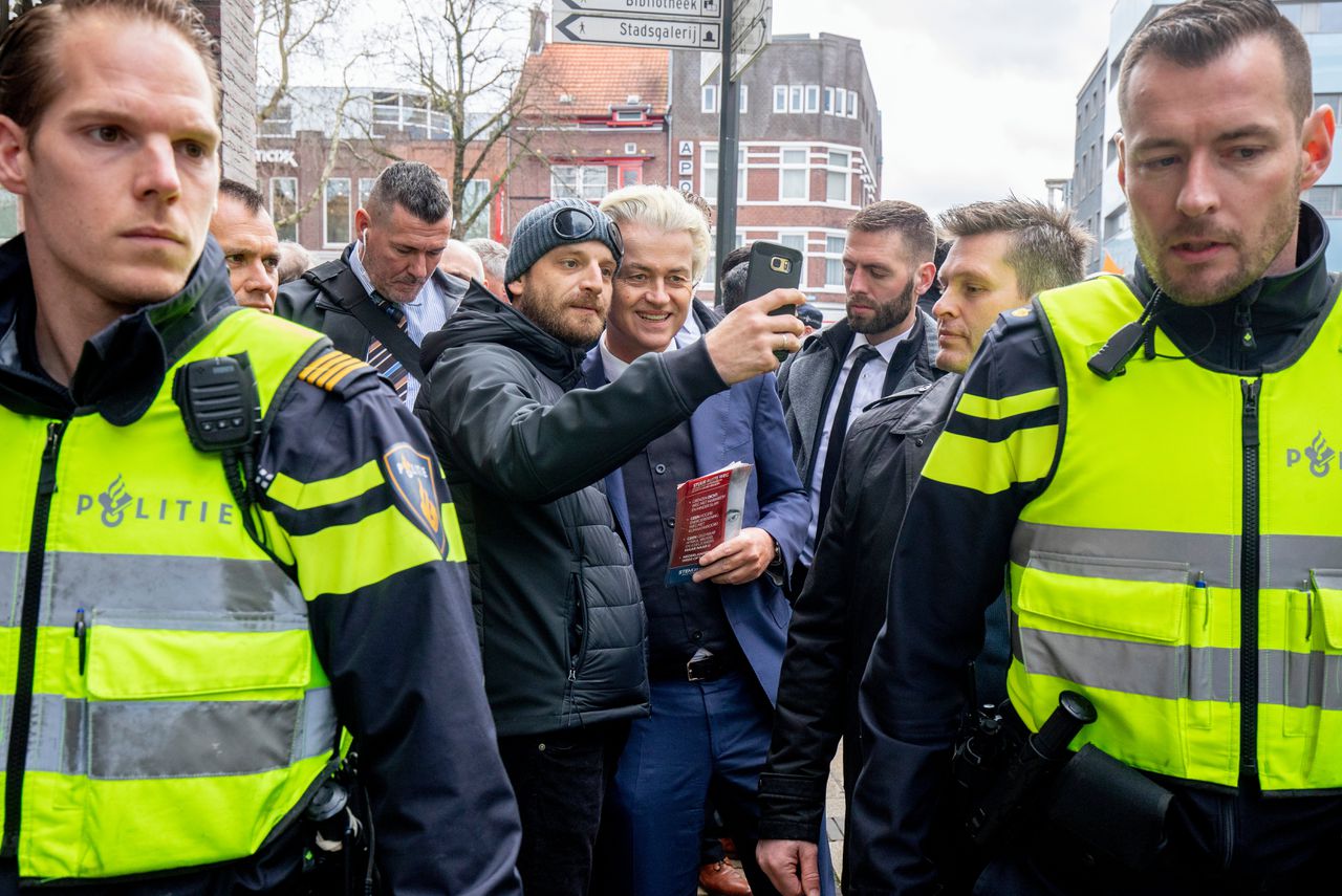 Geert Wilders tijdens de flyeractie voor de Provinciale Statenverkiezingen in Heerlen.