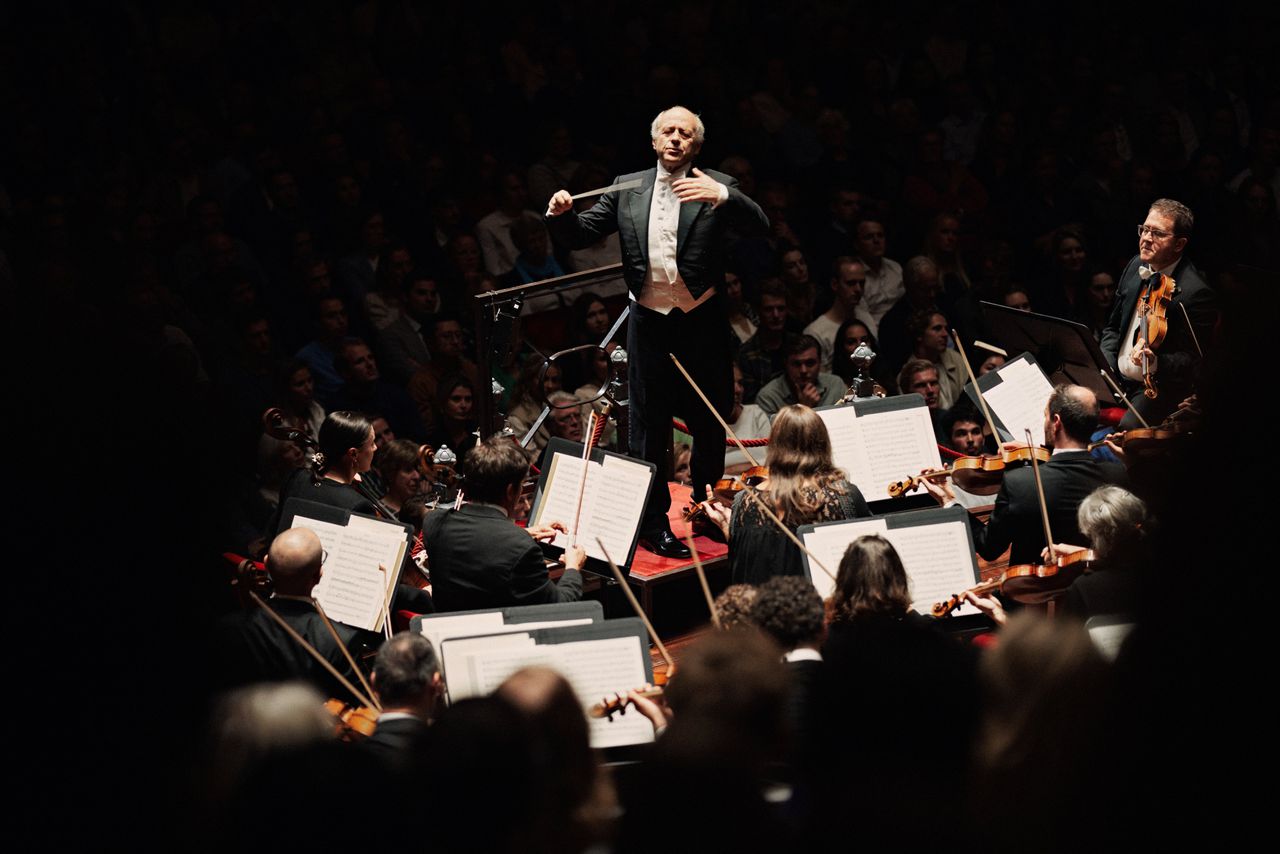 Iván Fischer dirigeerde Beethoven voor tweeduizend jongeren: „Dit is muziek die u bang maakt!” 
