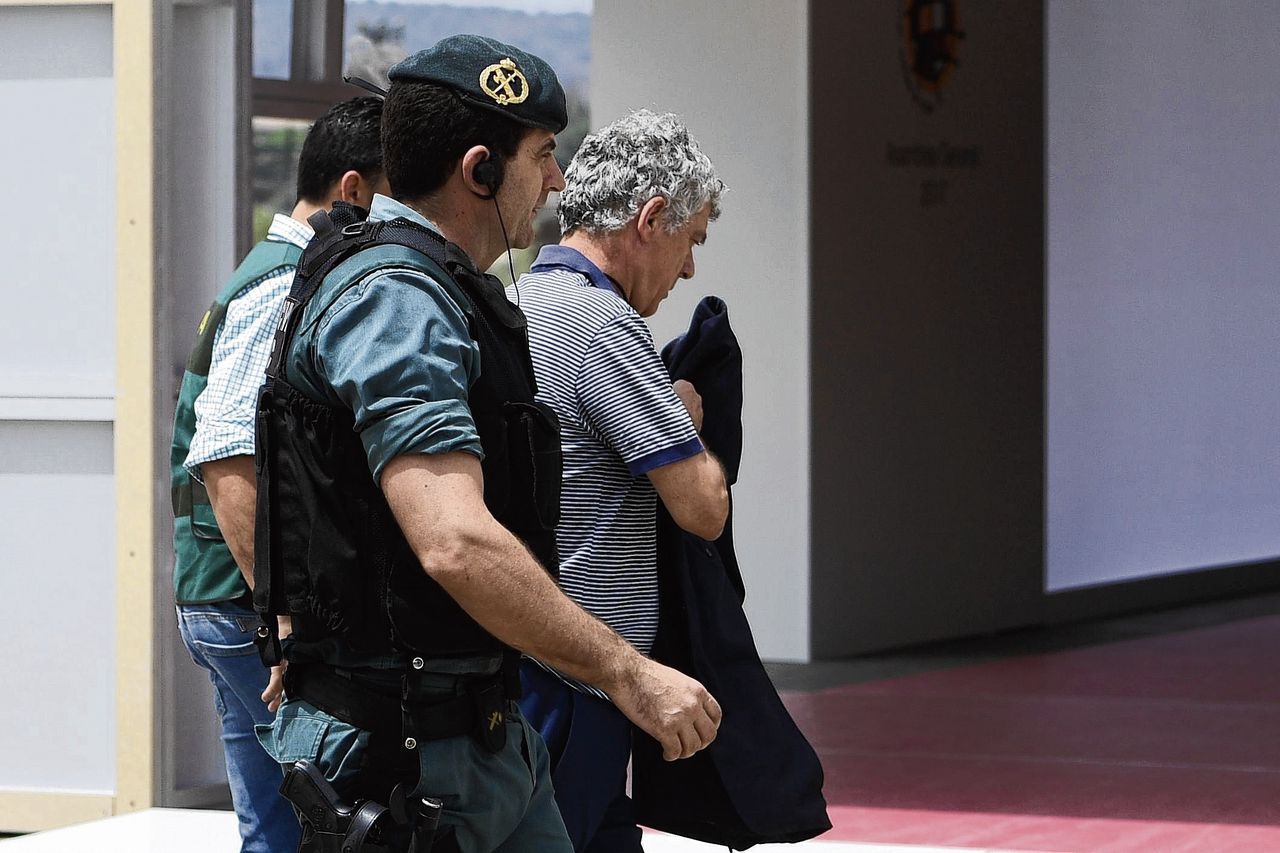Ángel María Villar wordt door de politie meegenomen.Foto Pierre-Philippe Marcou