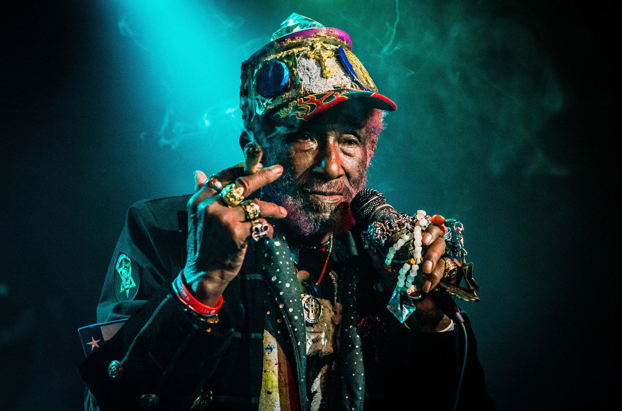 Reggae-muzikant, zanger en producer Lee 'Scratch' Perry treedt op 82-jarige leeftijd op in Poppodium De Flux.