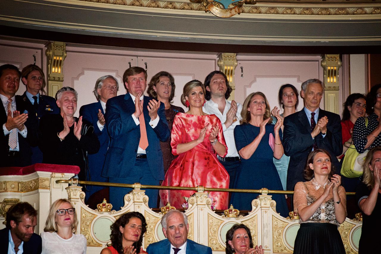 Koning Willem-Alexander en koningin Máxima applaudisseren voor de openingsvoorstelling Die Stunde da wir nichts voneinander wussten.