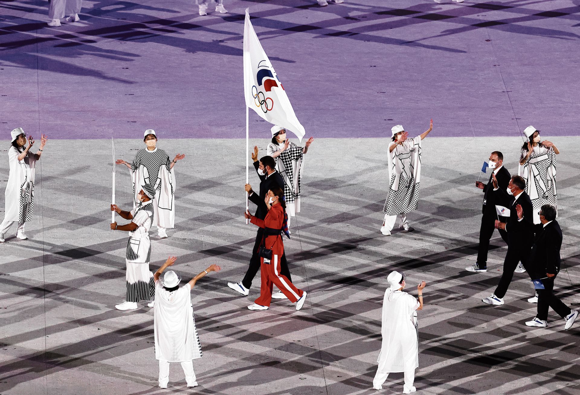 Открытие олимпиады 2024. Флаг Олимпийских игр фото. Олимпийские игры в Токио 2020 Российская делегация. Российский флаг на Олимпиаде.