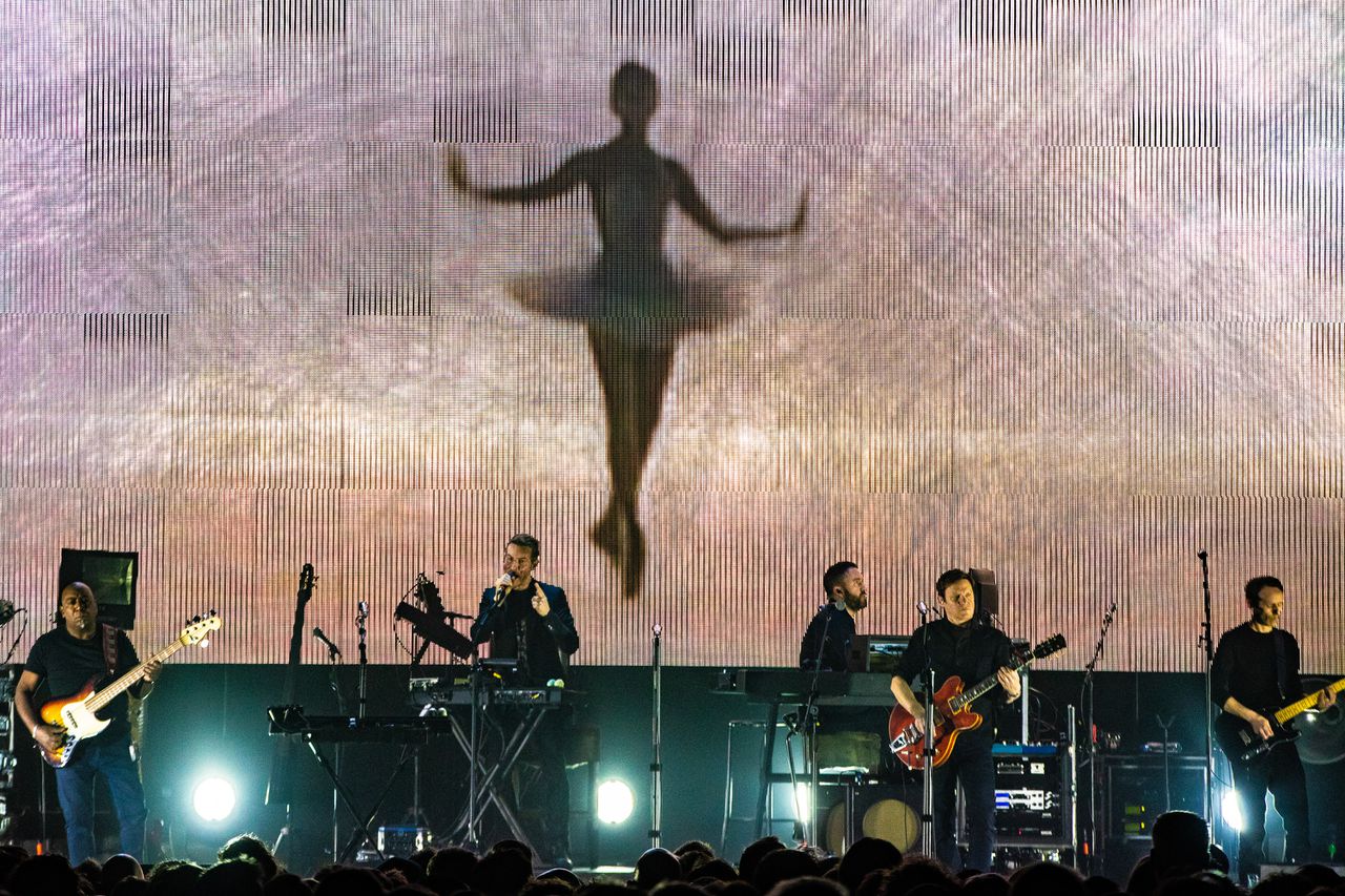Massive Attack trad op in een zee van grote LED-schermen in Amsterdam.