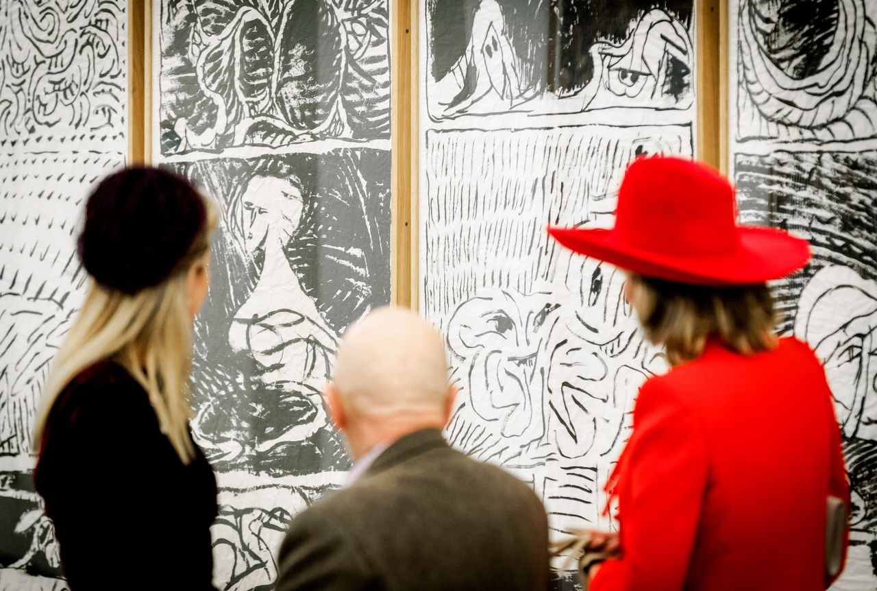 Bezoek van koningin Máxima en de Belgische koningin Mathilde in 2016 aan de tentoonstelling Pierre Alechinsky: Post Cobra in het Cobra Museum in Amstelveen.
