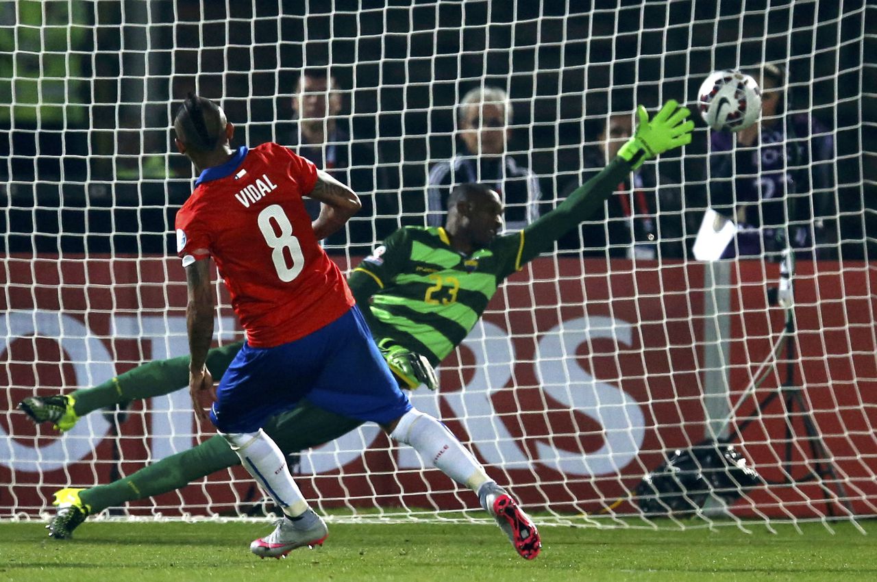 Arturo Vidal van Chili in actie tijdens de openingswedstrijd van de Copa America. Chili won de wedstrijd tegen Ecuador met 2-0.