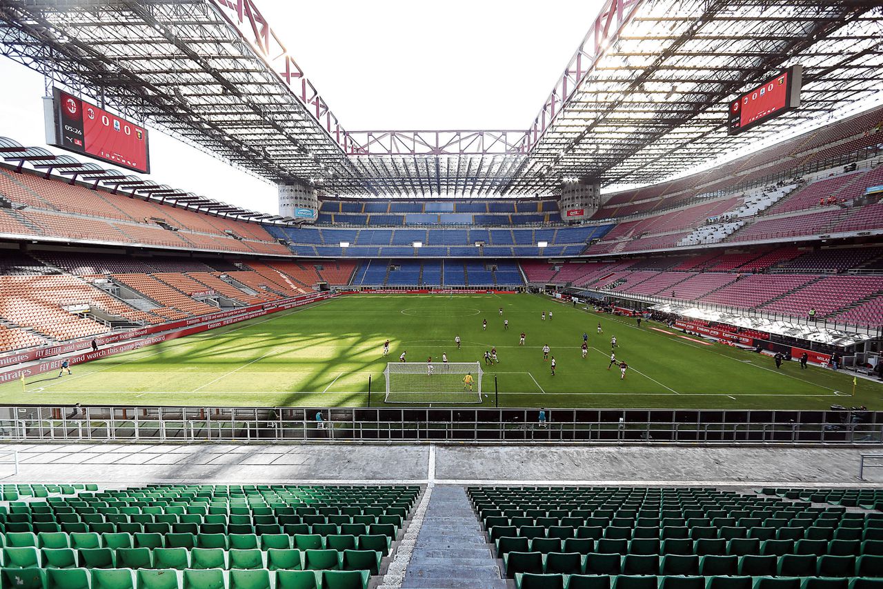 De spelers van AC Milan en Genoa speelden zondag in een leeg San Siro-stadion in Milaan, vanwege het risico van verdere verspreiding van het coronavirus. Genoa won het duel in de Serie A met 2-1.