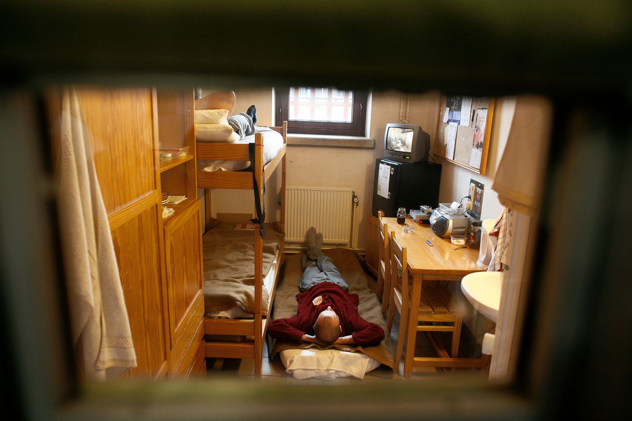 In de gevangenis van Leuven zaten in 2007 drie gedetineerden in één cel: twee slapen in het stapelbed, een op de grond. Nu slapen nog altijd rond 180 gedetineerden in België op de grond.