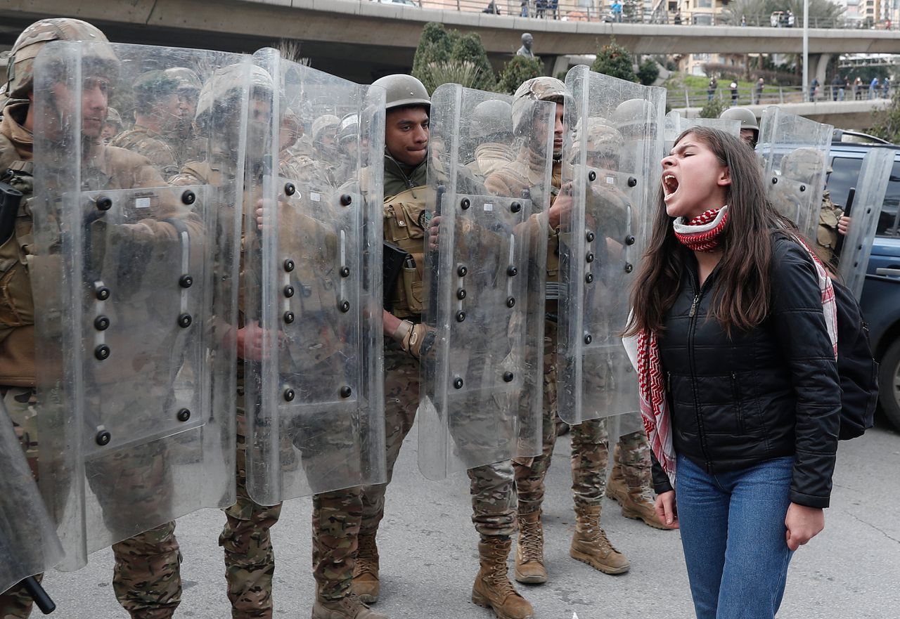 Een vrouw demonstreert in Beiroet.