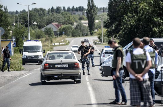 Pro-Russische militanten blokkeren de weg voor het Nederlandse en Australische forensische team.
