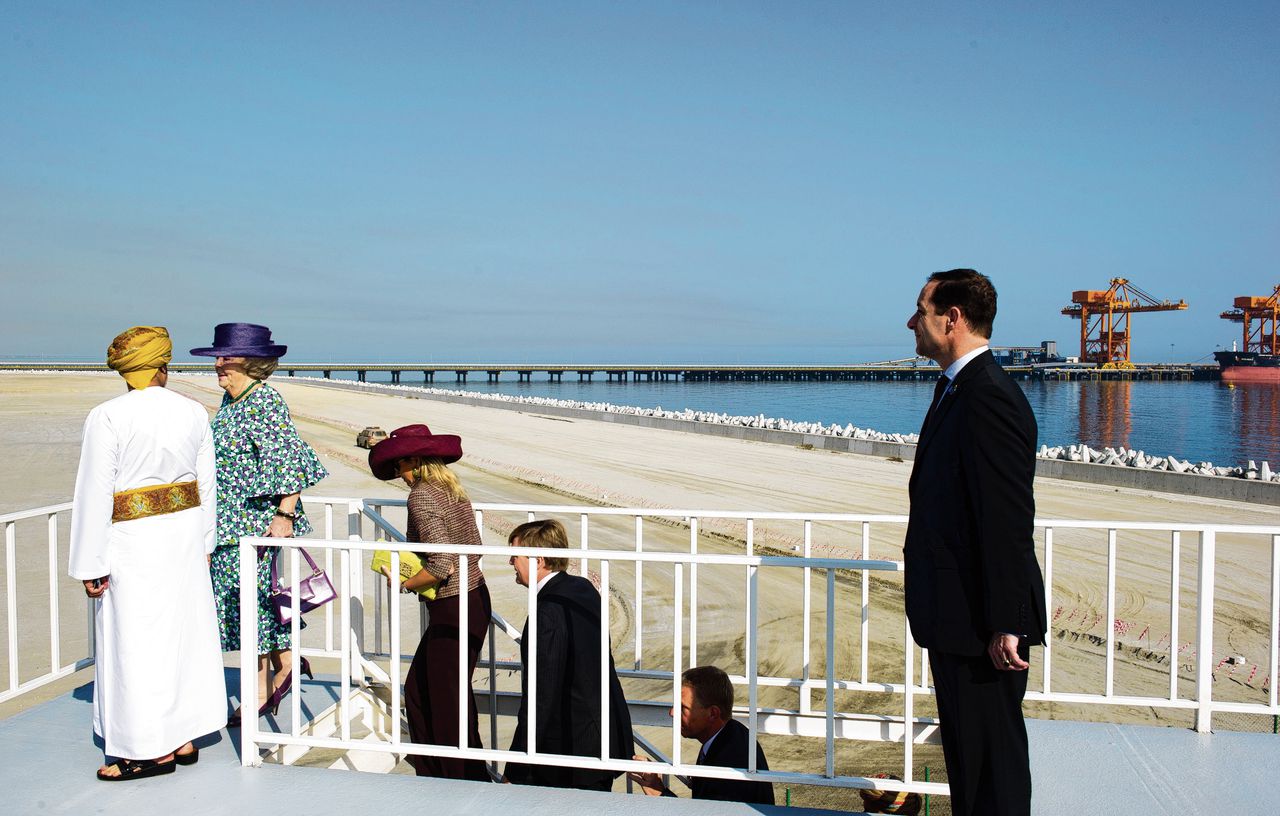 Tijdens twee staatsbezoeken aan Oman bezochten leden van de koninklijke familie de haven van Sohar.