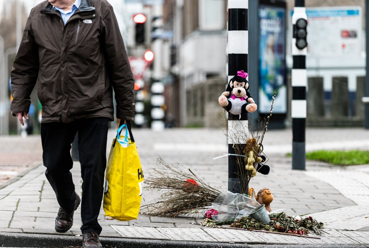 Bloemen bij een stoplicht in Den Haag na een dodelijk verkeersongeluk.