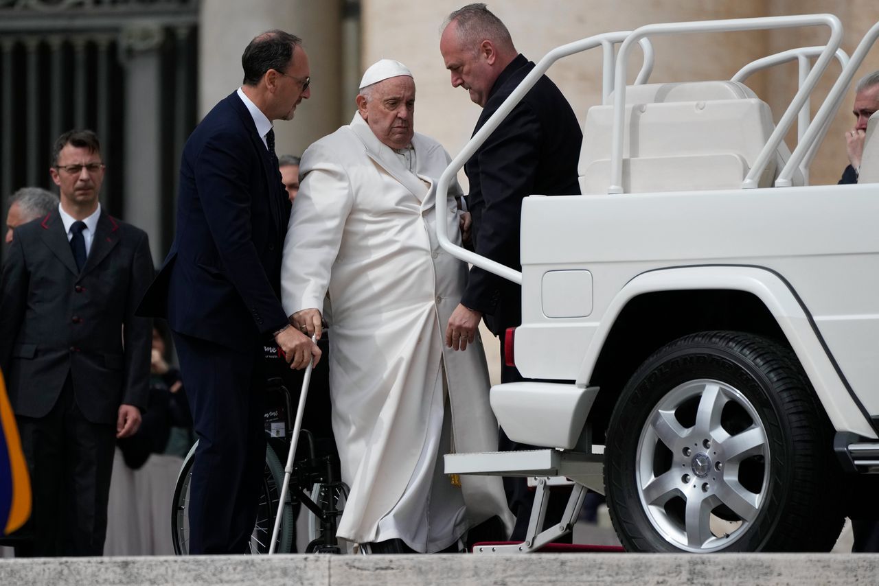 Paus Franciscus opgenomen in ziekenhuis vanwege luchtweginfectie 