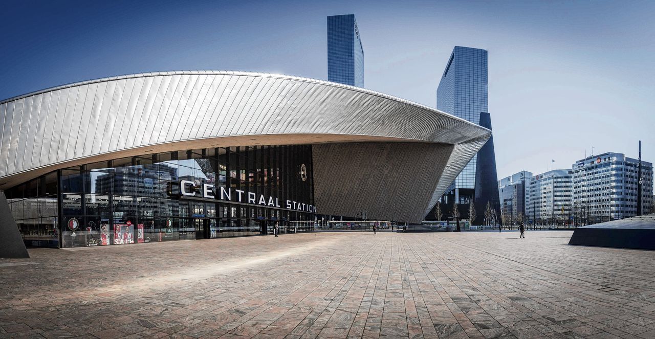 De ‘intelligente lockdown’ leidt tot een verlaten stationsplein in Rotterdam.