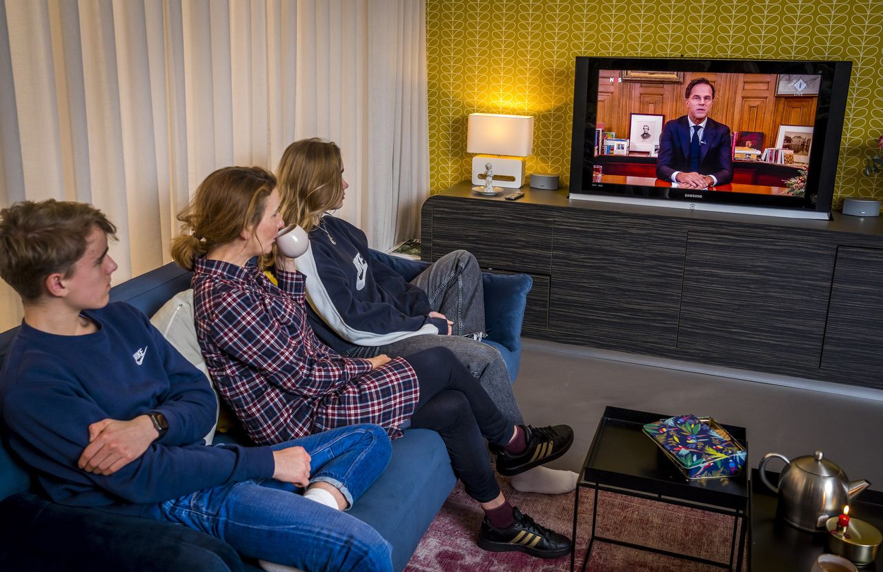 Nederlanders zitten de meeste uren op een dag van alle Europeanen - NRC