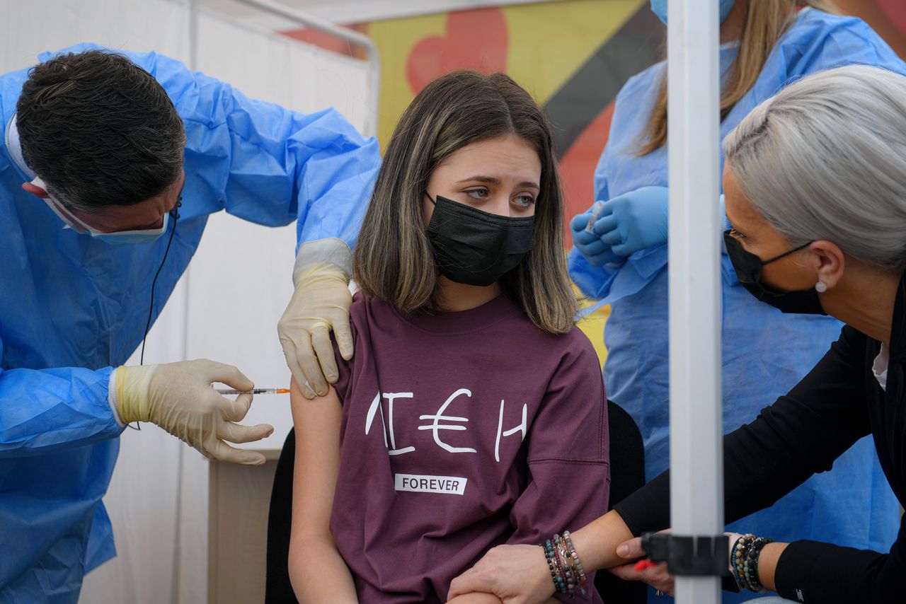 In de hoofdstad Boekarest ontvangt een Roemeense inwoner haar vaccinatie tegen het coronavirus.