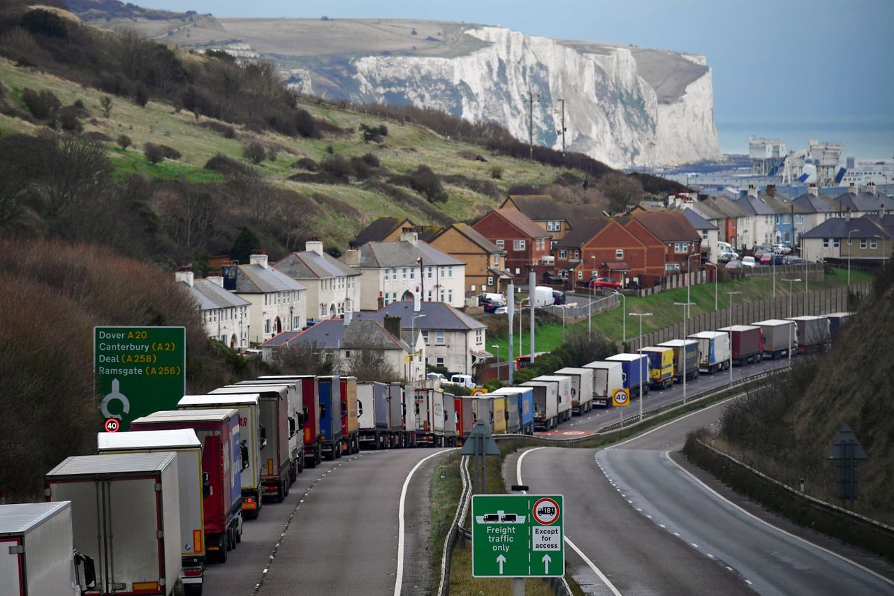 Vrachtwagens vormen een file op de A20 richting de veerhaven van Dover, op zaterdag.