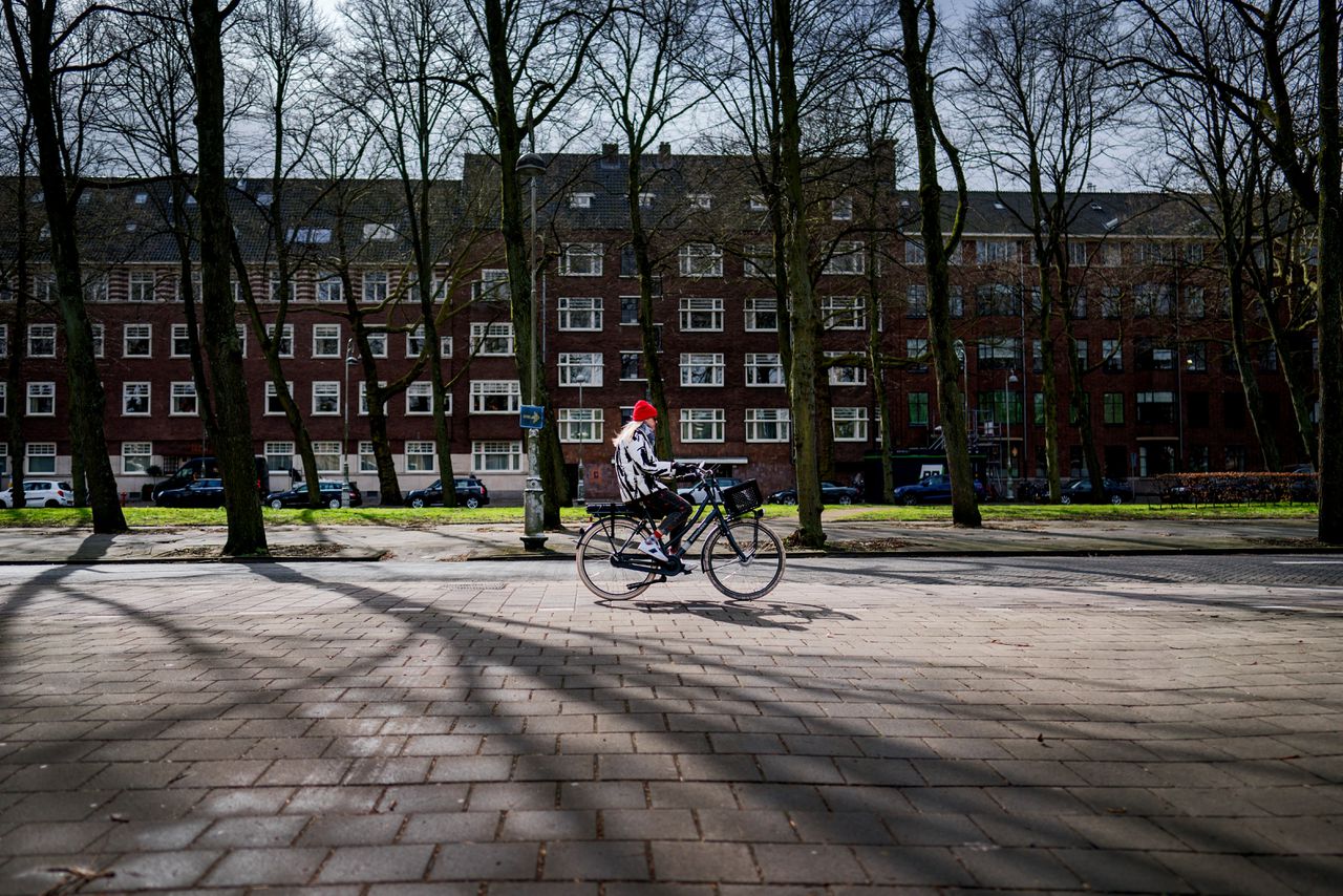 Kopers in Amsterdam betalen nu gemiddeld meer dan een half miljoen euro voor een huis.
