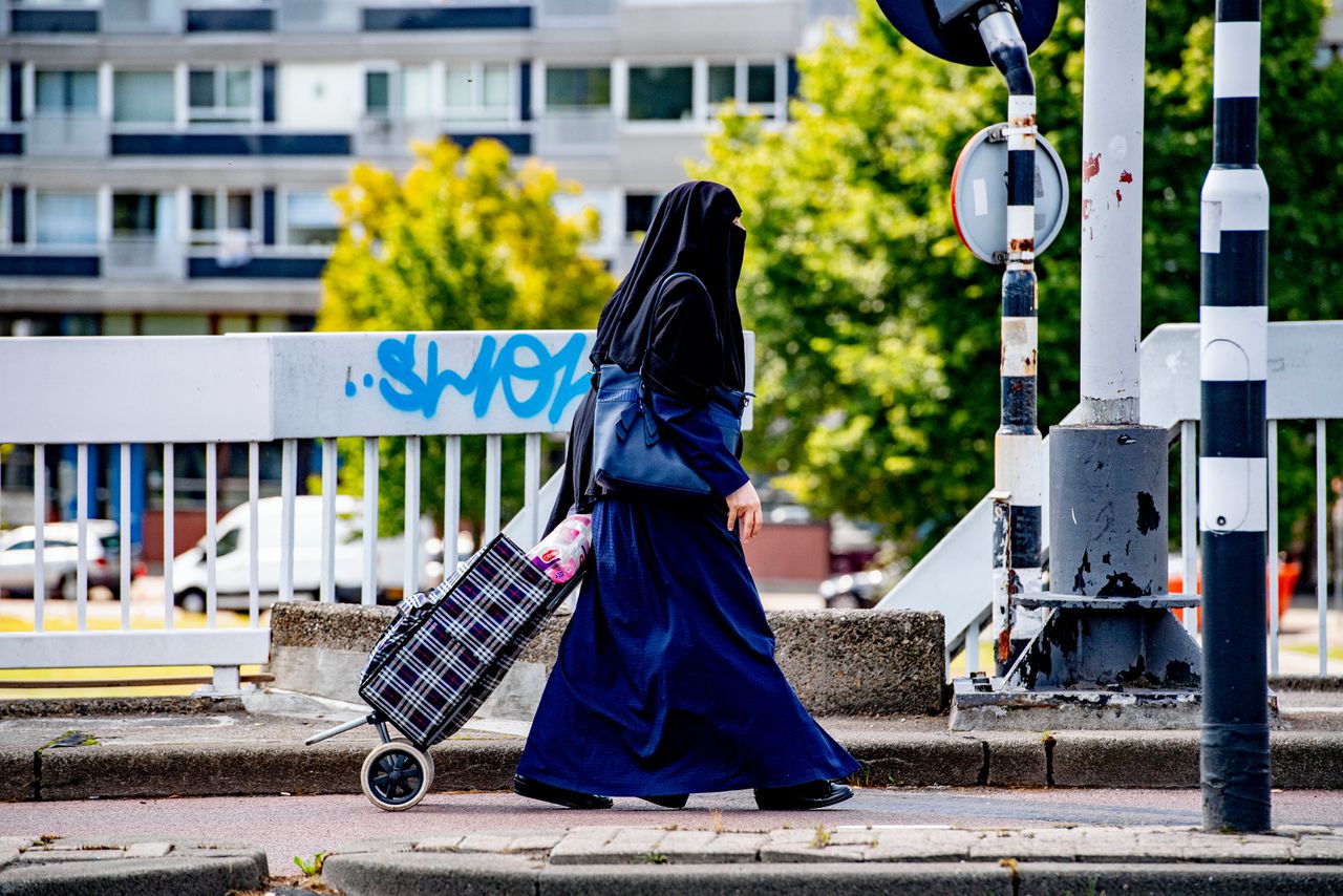 Een vrouw met nikab op straat in Rotterdam.