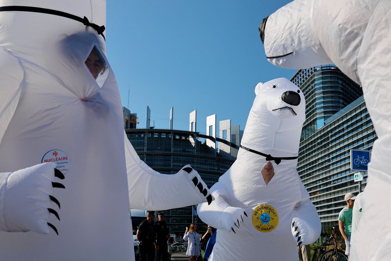 Betogers voor kernenergie demonstreren in ijsbeerpakken voor het Europees Parlement tijdens de stemming over ‘taxonomie' op 6 juli.