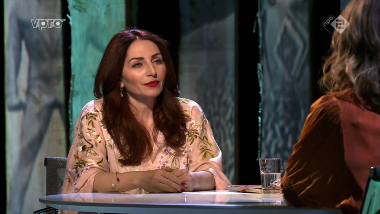 Actrice, schrijver en theatermaker Nazmiye Oral in het tv-programma Zomergasten