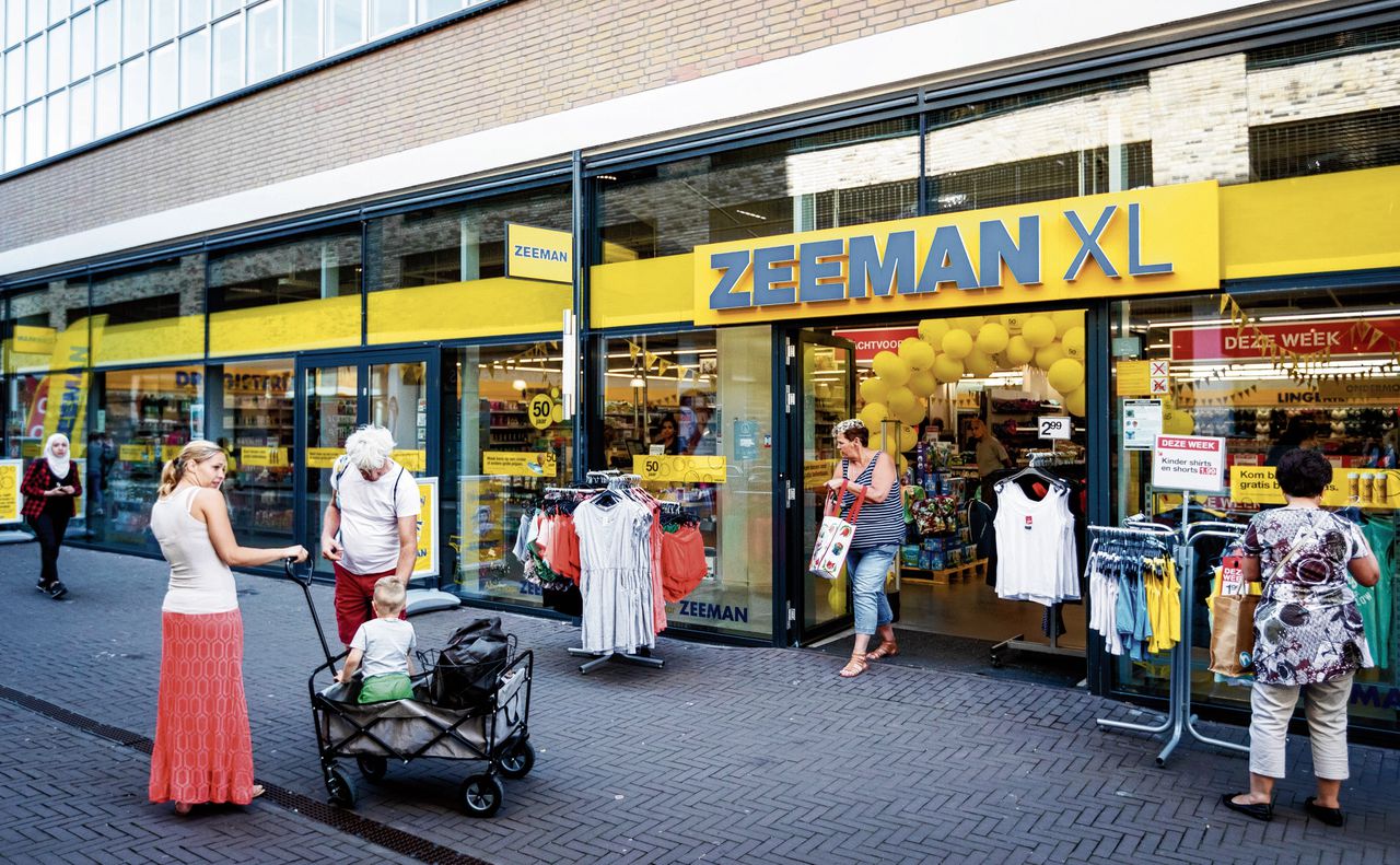 Vernieuwde Zeeman-winkel in Alphen aan den Rijn. Geen vlaggen, wel ballonnen: dit jaar bestaat de keten vijftig jaar.
