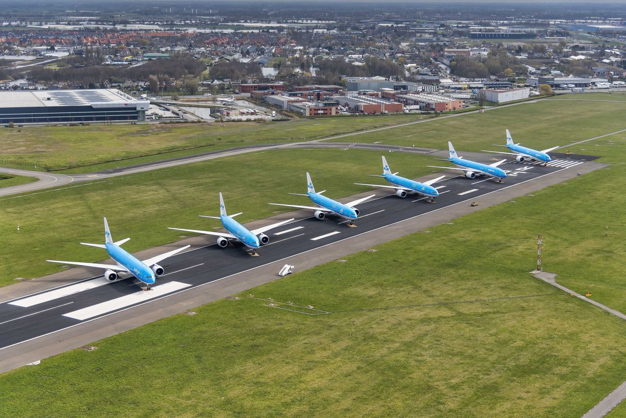 KLM-toestellen staan geparkeerd op de Aalsmeerbaan.