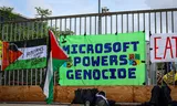 Protest van Geef Tegengas vrijdag tegen een datacenter in aanbouw van Microsoft bij Amsterdam Sloterdijk. 
