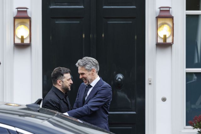 De Oekraïense president Volodymyr Zelensky komt aan bij het Catshuis voor een delegatielunch met premier Dick Schoof en de ministers Ruben Brekelmans (Defensie) en David van Weel (Buitenlandse Zaken).