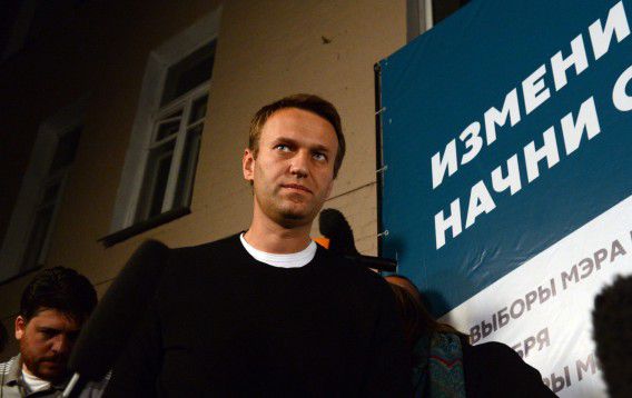 Aleksej Navalny staat de pers te woord bij zijn campagnekantoor in Moskou nadat de tellingen erop wijzen dat de zittend burgemeester de verkiezingen wint.