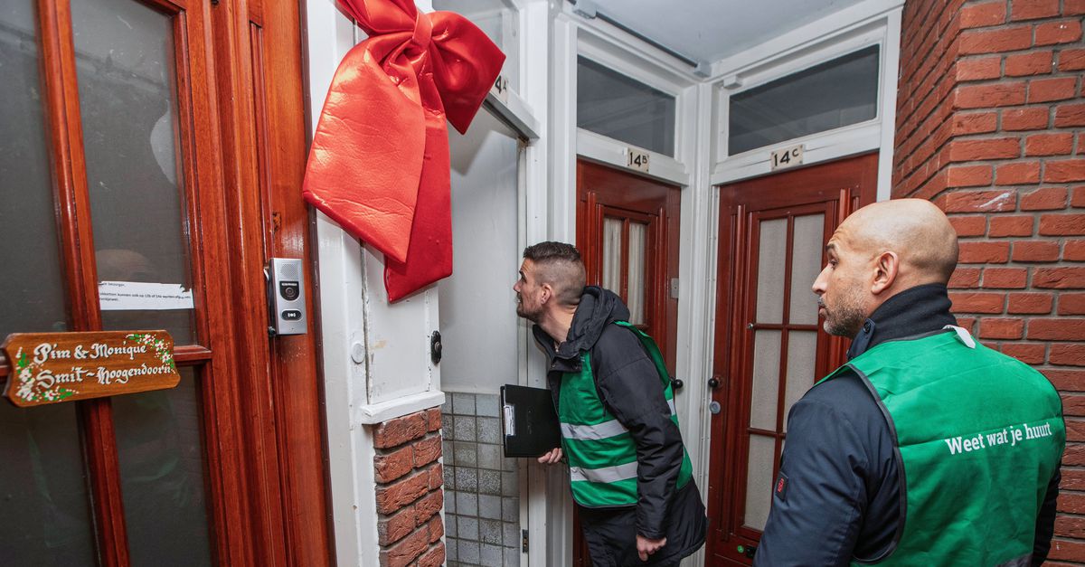 In de Rotterdamse probleemwijk Carnisse lachen de pandjesbazen de woningcontroleurs ‘vierkant uit’