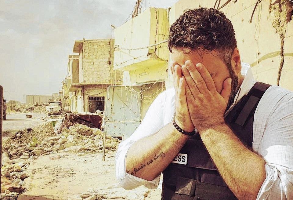 Documentairemaker Sinan Can in de bevrijde IS-stad Mosul.