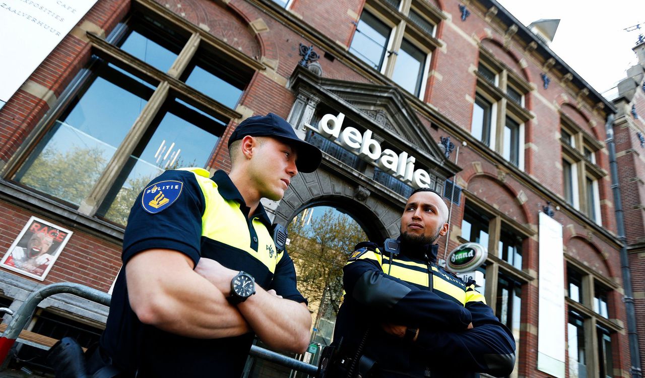 Politie-agenten voor het Amsterdamse debatcentrum De Balie.