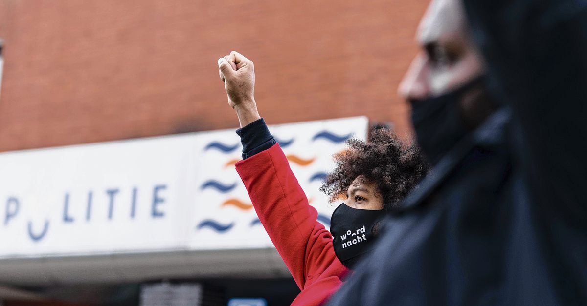 Racistische politieagenten: functie elders!