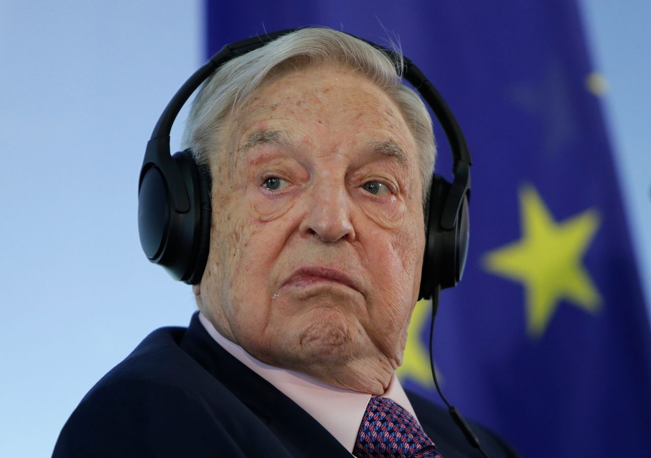 George Soros bij een persconferentie in Duitsland.