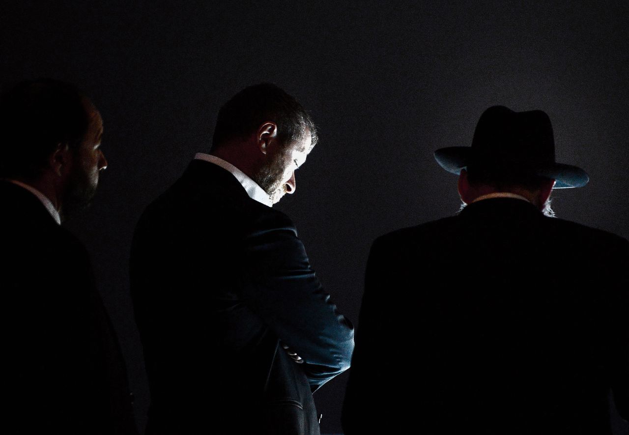De Russische oligarch Roman Abramovitsj (midden) in 2012, terwijl hij een bezoek brengt aan het Joodse Museum in Moskou.