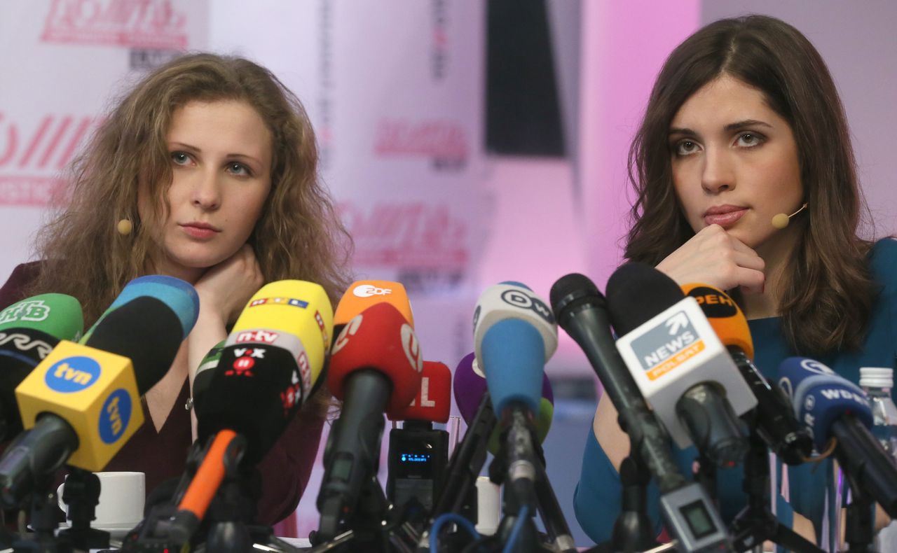Masja Aljochina en Nadejda Tolokonnikova tijdens een persconferentie na hun vrijlating. De dames bezoeken later deze maand Nederland.